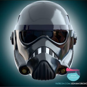Può includere: Un casco nero lucido da Stormtrooper, un elemento distintivo del franchise di Star Wars. Il casco presenta un design caratteristico con una visiera scura, una griglia per la bocca dettagliata e vari componenti meccanici. Il logo Jedha Workshop è incluso.