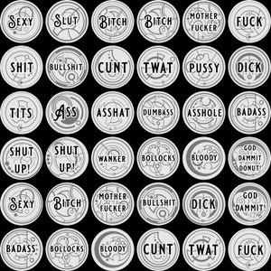 K&ouml;nnte beinhalten: Eine Ansammlung grauer runder Token mit verschiedenen vulg&auml;ren W&ouml;rtern und Phrasen in einer stilisierten Schriftart. Die Token sind vor einem schwarzen Hintergrund angeordnet. Einige der W&ouml;rter sind "Sexy", "Bitch", "Ass" und "Fuck".