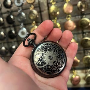 Mechanische Taschenuhren, die mit Ihrem eigenen Design, einem Design aus meiner Bibliothek oder einem einfachen benutzerdefinierten Design graviert sind (komplexe Designs werden separat verkauft)