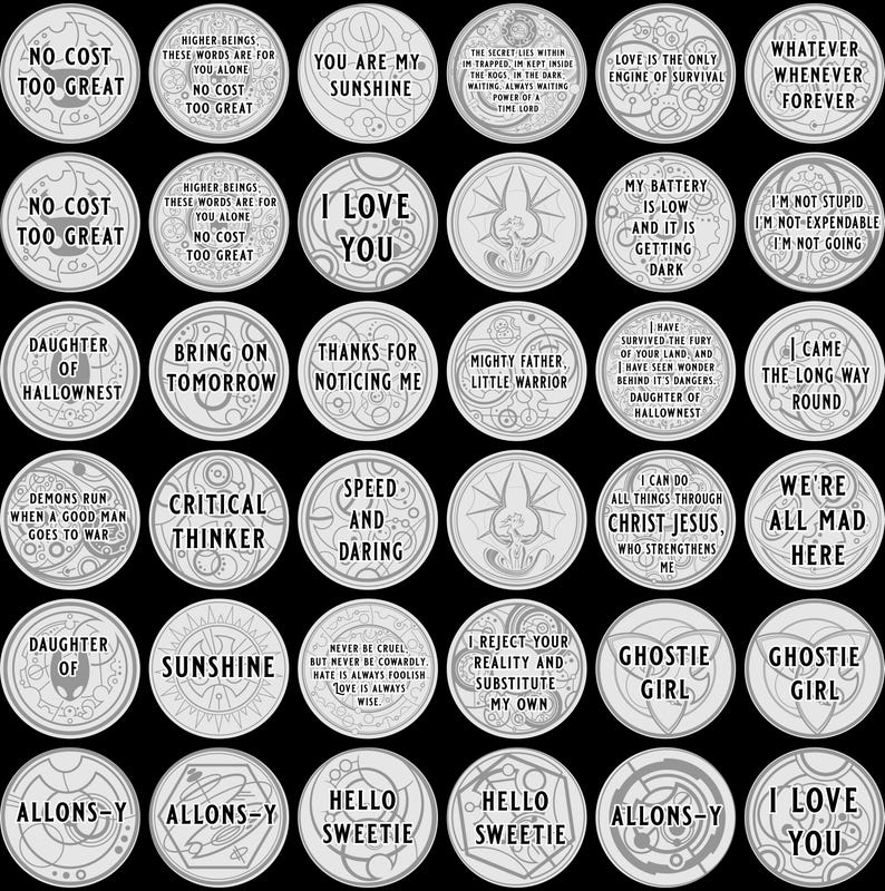 K&ouml;nnte beinhalten: Eine Sammlung silberfarbener, kreisf&ouml;rmiger Token mit verschiedenen Phrasen und Designs. Die Token enthalten Texte wie "I Love You", "Sunshine" und "Ghostie Girl". Der Hintergrund ist einfarbig schwarz.