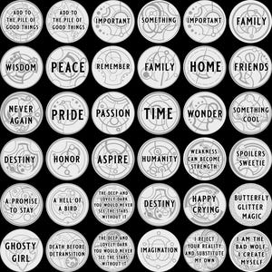 K&ouml;nnte beinhalten: Eine Sammlung kreisf&ouml;rmiger, grau-wei&szlig;er Designs mit verschiedenen W&ouml;rtern und S&auml;tzen in schwarzer Schrift. Zu den W&ouml;rtern geh&ouml;ren "Familie", "Schicksal", "Leidenschaft" und "Zeit". Der Hintergrund ist schwarz.