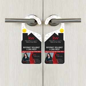 Peut inclure: Un porte-clé rouge et noir avec un fond blanc. Le porte-clé représente une maison avec un soleil jaune au sommet et le texte "kw KELLERWILLIAMS Nom de votre agence". Le texte "ACHAT ? VENTE ? JE PEUX VOUS AIDER AVEC TOUS VOS BESOINS IMMOBILIERS" est également inclus. Une photo d'une femme avec le texte "ARIANA JAMES" se trouve en bas du porte-clé.