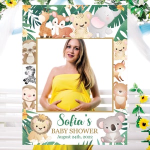 Puede incluir: Un telón de fondo de cabina de fotos verde y blanco con animales de la jungla y vegetación. El telón de fondo tiene un recorte para una foto y dice "Sofia's Baby Shower August 24th, 2022".