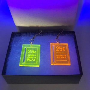 Oorbellen: videogames uit de jaren 80/90: 25 cent; Voer munt in om te spelen; Duwen om te weigeren; muntgleuven; Speelhal; Feest! Zwart licht. EDM. Veel kleuren!
