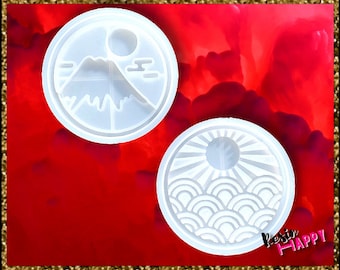 Può includere: Due stampi in silicone bianco per l'artigianato in resina. Uno stampo presenta una montagna con un sole e nuvole. L'altro stampo presenta un sole con raggi e onde.