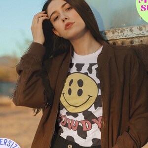 SMILING FACE Happy Face • Cow Print Pattern • T-Shirt • Have a nice day • Y2K Aesthetic • Alien Face Alt Alternative SHIRT • Howdy Country