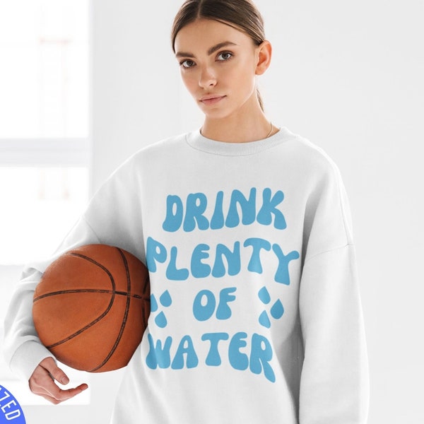 DRINK PLENTY of WATER Sweatshirt Self Care Pullover Crewneck Pullover Trink viel Wasser 60er 70er Stil Schriftdruck