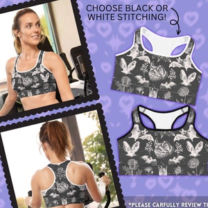 Puede incluir: Un sujetador deportivo negro con un estampado de murciélagos blancos y flores. El sujetador tiene un ribete blanco y el texto "Moodysunday" está impreso en el lado derecho de la imagen. El texto "CHOOSE BLACK OR WHITE STITCHING!" está impreso en la parte superior de la imagen. El texto "*PLEASE CAREFULLY REVIEW THE SIZE CHART **THIS IMAGE IS A DIGITAL MOCKUP" está impreso en la parte inferior de la imagen.