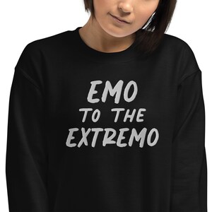 Può includere: Felpa nera con testo bianco che recita "EMO TO THE EXTREMO".