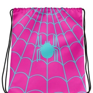 Puede incluir: Una bolsa de cordón rosa con un diseño de telaraña azul y una araña azul en el centro.