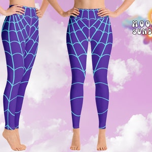 Op de afbeelding: Paarse leggings met een blauw spinnenwebpatroon. De leggings zijn hoog getailleerd en hebben een elastische pasvorm.