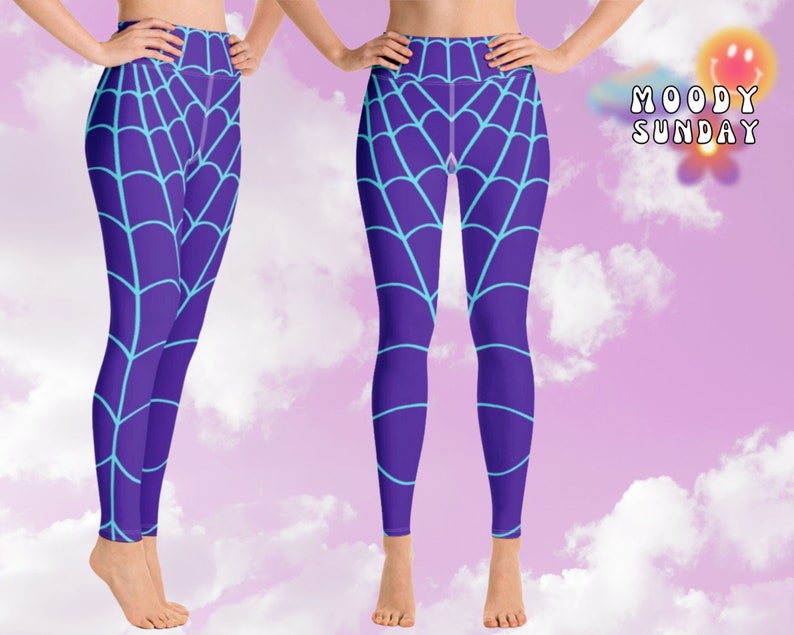 Op de afbeelding: Paarse leggings met een blauw spinnenwebpatroon. De leggings zijn hoog getailleerd en hebben een elastische pasvorm.