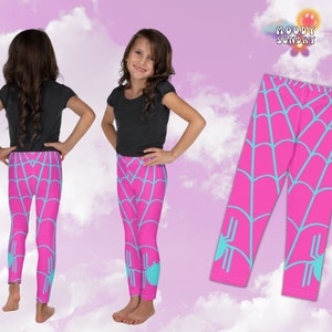 Op de afbeelding: Roze en blauwe leggings met een spinnenwebpatroon en een spin-afbeelding. De leggings worden gedragen door een model met een roze achtergrond.