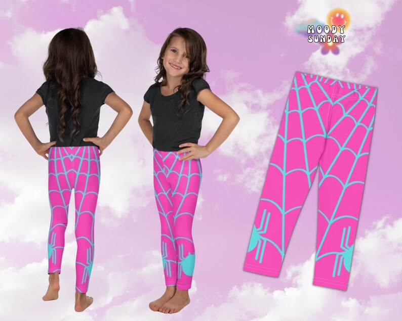 Op de afbeelding: Roze en blauwe leggings met een spinnenwebpatroon en een spin-afbeelding. De leggings worden gedragen door een model met een roze achtergrond.