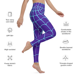 Op de afbeelding: Paarse en blauwe leggings met een spinnenwebpatroon. De leggings hebben een hoge tailleband, een dubbellaagse tailleband en een driehoekige gusset. De leggings zijn gemaakt van 4-weg stretchstof en hebben een afscheurbare verzorgingsetiket. De leggings hebben ook UPF 50+ zonbescherming.