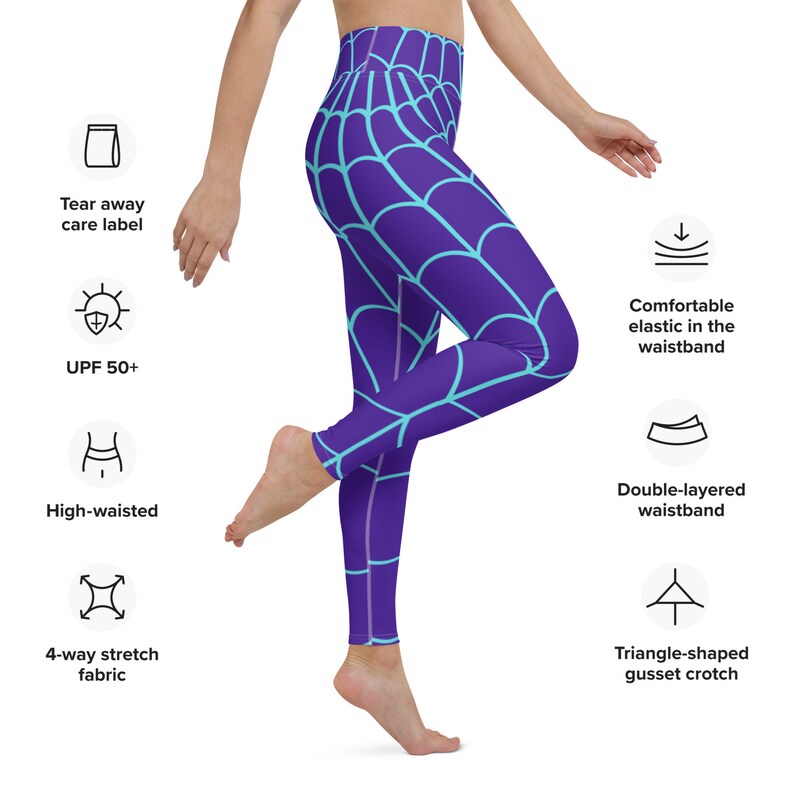 Op de afbeelding: Paarse en blauwe leggings met een spinnenwebpatroon. De leggings hebben een hoge tailleband, een dubbellaagse tailleband en een driehoekige gusset. De leggings zijn gemaakt van 4-weg stretchstof en hebben een afscheurbare verzorgingsetiket. De leggings hebben ook UPF 50+ zonbescherming.