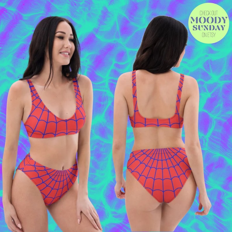 K&ouml;nnte beinhalten: Ein zweiteiliger Bikini mit leuchtend roter Grundfarbe und blauem Spinnennetz-Muster. Das Oberteil hat einen Rundhalsausschnitt und breite Tr&auml;ger, w&auml;hrend das hoch taillierte Unterteil f&uuml;r volle Abdeckung sorgt. Der Text lautet: CHECK OUT MOODY SUNDAY ON ETSY.