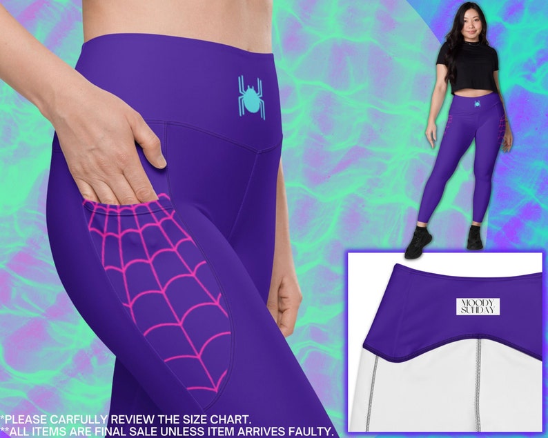 Puede incluir: Leggings moradas con un dise&ntilde;o de telara&ntilde;a en el bolsillo lateral. Las leggings tienen una cintura blanca con el texto "MOODY SUNDAY" en negro.