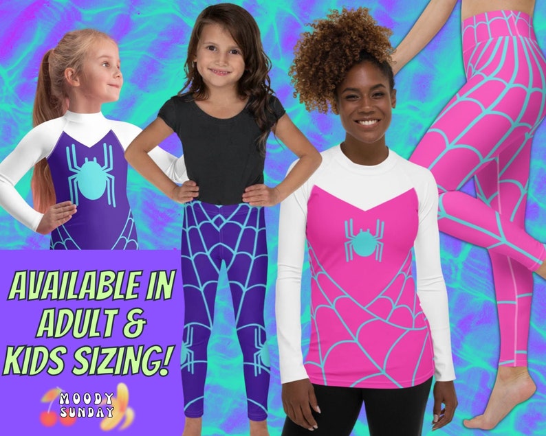 Op de afbeelding: Drie mensen dragen leggings met een spinnenweb- en spinnenontwerp. De leggings zijn verkrijgbaar in volwassen- en kindermaten. De leggings zijn paars, roze en wit met een blauwe spin.