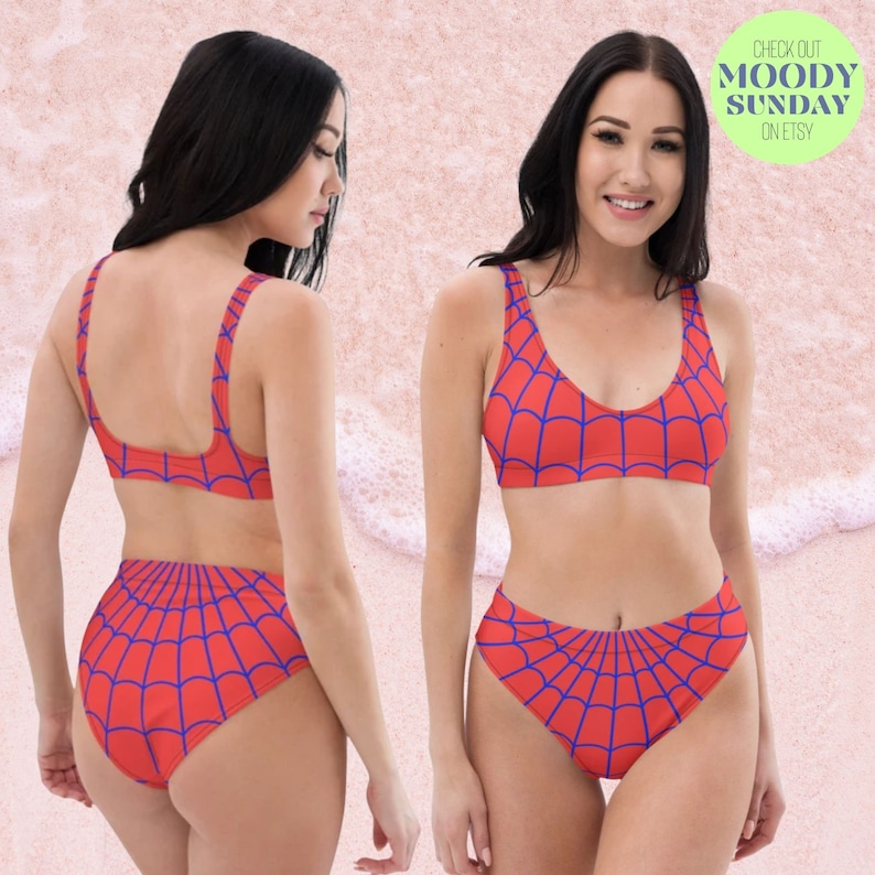 K&ouml;nnte beinhalten: Ein zweiteiliges Bikini-Set mit einer leuchtend roten Grundfarbe und einem sich wiederholenden blauen Spinnennetz-Muster. Das Set besteht aus einem Bikini-Oberteil mit Rundhalsausschnitt und breiten Tr&auml;gern sowie einer Bikini-Hose mit hoher Taille. Der Text lautet CHECK OUT MOODY SUNDAY ON ETSY.