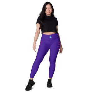 Puede incluir: Leggins morados con un dise&ntilde;o de telara&ntilde;a en los bolsillos traseros. Los leggins tienen cintura alta y un peque&ntilde;o logotipo de ara&ntilde;a en la cintura.
