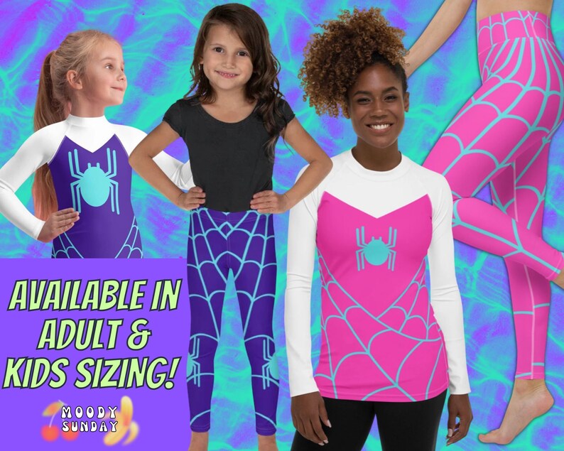 Op de afbeelding: Drie mensen dragen leggings met een spinnenweb- en spinnenontwerp. De leggings zijn verkrijgbaar in volwassen- en kindermaten. De leggings zijn paars, roze en wit met een blauwe spin.