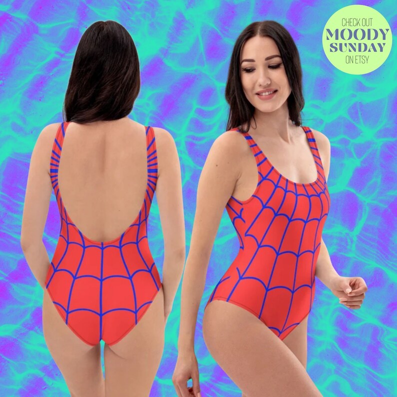 Może przedstawiać: Czerwony jednoczęściowy str&oacute;j kąpielowy z niebieskim wzorem pajęczyny. Str&oacute;j kąpielowy ma okrągły dekolt i niski tył.
