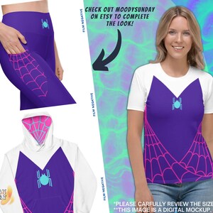 K&ouml;nnte beinhalten: Ein wei&szlig;er Hoodie mit einem violetten Spinnennetz-Design und einer blauen Spinnengrafik. Der Hoodie hat eine wei&szlig;e Kapuze mit einem violetten Spinnennetz-Design. Der Hintergrund ist ein digitales Bild eines violetten und gr&uuml;nen Farbverlaufs.