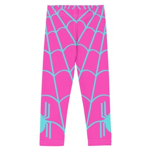 Op de afbeelding: Roze leggings met een blauw spinnenwebpatroon en een blauwe spin op elk been.