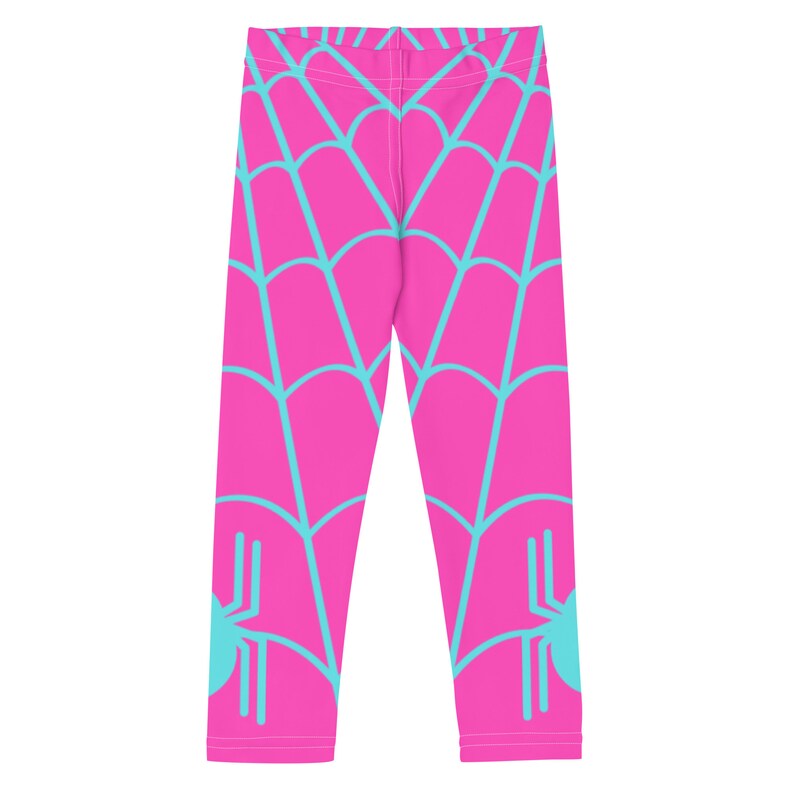 Op de afbeelding: Roze leggings met een blauw spinnenwebpatroon en een blauwe spin op elk been.