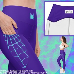 Puede incluir: Leggins morados con un dise&ntilde;o de telara&ntilde;a y un gr&aacute;fico de ara&ntilde;a. Los leggins tienen una cintura blanca con el texto "MOODY SUNDAY" en ella.