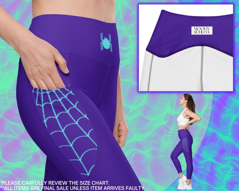 Puede incluir: Leggins morados con un dise&ntilde;o de telara&ntilde;a y un gr&aacute;fico de ara&ntilde;a. Los leggins tienen una cintura blanca con el texto "MOODY SUNDAY" en ella.