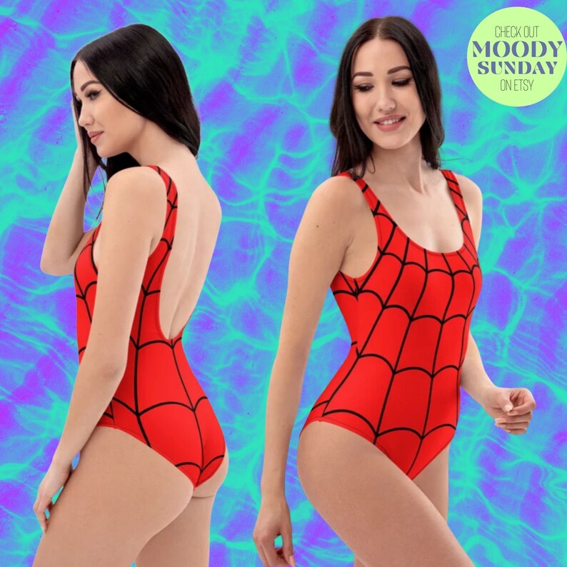 Puede incluir: Traje de ba&ntilde;o rojo con un dise&ntilde;o de telara&ntilde;a negra. El traje de ba&ntilde;o tiene un escote redondo y una espalda baja.