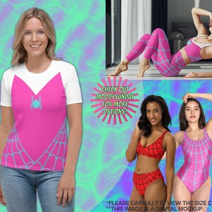 Puede incluir: Un patr&oacute;n de telara&ntilde;a rosa y azul se presenta en una variedad de prendas de vestir, incluyendo una camiseta, leggings, un traje de ba&ntilde;o y un top de bikini. El texto "CHECK OUT MOODYSUNDAY FOR MORE OPTIONS!" tambi&eacute;n se incluye en la imagen.