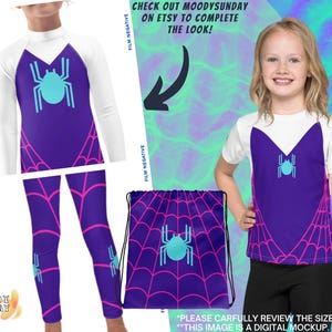 Puede incluir: Un patr&oacute;n de telara&ntilde;a morado y rosa sobre una camiseta blanca de manga larga, leggings y una bolsa de cord&oacute;n. El patr&oacute;n de telara&ntilde;a tiene una ara&ntilde;a azul en el centro. El texto "CHECK OUT MOODYSUNDAY ON ETSY TO COMPLETE THE LOOK!" est&aacute; en la parte superior de la imagen.