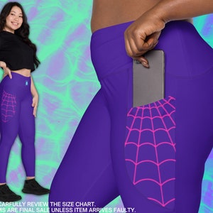 Puede incluir: Leggins morados con un dise&ntilde;o de telara&ntilde;a rosa en el bolsillo izquierdo del muslo. Los leggins tienen un bolsillo para tel&eacute;fono en el lado izquierdo.