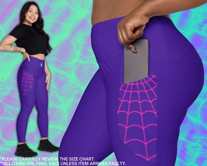 Puede incluir: Leggins morados con un dise&ntilde;o de telara&ntilde;a rosa en el bolsillo izquierdo del muslo. Los leggins tienen un bolsillo para tel&eacute;fono en el lado izquierdo.