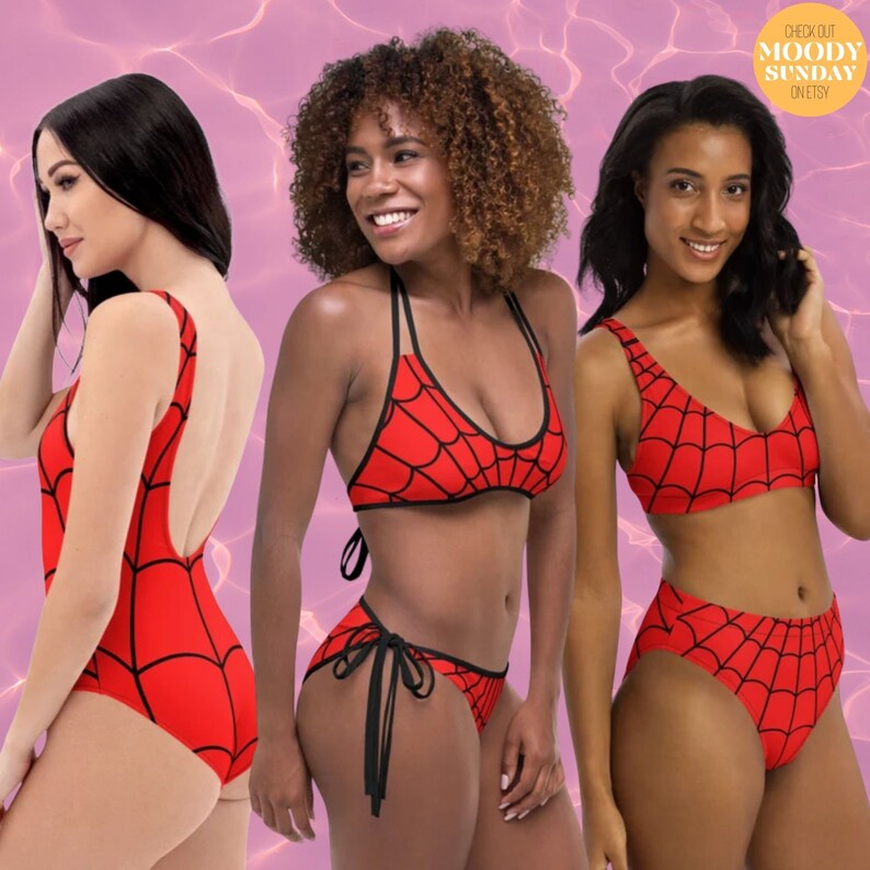 Może przedstawiać: Trzy kobiety w r&oacute;żnych stylach stroj&oacute;w kąpielowych z wzorem czerwonej i czarnej pajęczyny. Stroje kąpielowe to wszystkie jednoczęściowe, bikini z g&oacute;rą i dołem oraz jednoczęściowe z wysokim wycięciem nogawek.