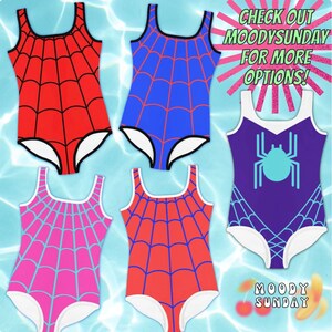 K&ouml;nnte beinhalten: F&uuml;nf verschiedene Badeanz&uuml;ge mit einem Spinnennetz-Muster. Die Badeanz&uuml;ge sind rot, blau, pink, lila und orange. Der Text "CHECK OUT MOODYSUNDAY FOR MORE OPTIONS!" befindet sich in der oberen rechten Ecke des Bildes. Der Text "MOODY SUNDAY" befindet sich in der unteren rechten Ecke des Bildes.