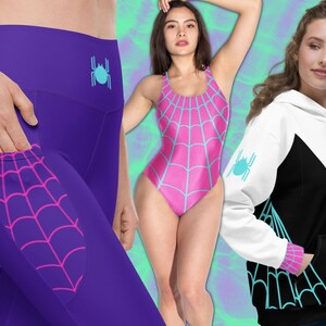 Puede incluir: Tres prendas de vestir diferentes con un dise&ntilde;o de telara&ntilde;a. Un par de leggings morados con un dise&ntilde;o de telara&ntilde;a rosa, un traje de ba&ntilde;o rosa con un dise&ntilde;o de telara&ntilde;a azul y una sudadera con capucha blanca con un dise&ntilde;o de telara&ntilde;a negro y azul.