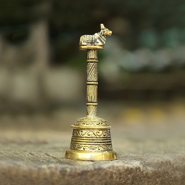 Latón Pooja Nandi Bell de mano, 5.5" pulgadas, decoración del hogar Ghanti de mano, templo Mandir, obra maestra, vaca sagrada india, regalos Diwali Puja