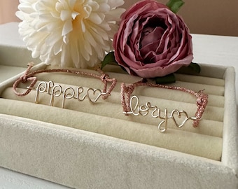 Bracciali personalizzati in gold filled 12k e cordino di cupro regolabile. Idea regalo amore, amicizia. Nome, parola, lettere.