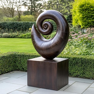 Modern Spiral Garden Sculpture – Abstract Outdoor Wood Art on Pedestal – Contemporary Natural Decor for Yard or Patio