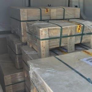 Pu&ograve; includere: Casse di legno impilate con nastro adesivo marrone e un'etichetta gialla con il testo "72". Le casse sono riempite con vari articoli, probabilmente per la spedizione.