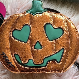 Cartera de dos caras con forma de calabaza que brilla en la oscuridad de Betsey Johnson, venta al por menor 108