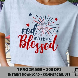 Może przedstawiać: Biała koszulka z patriotycznym wzorem przedstawiającym czerwone, białe i niebieskie fajerwerki, gwiazdy oraz napisem "red, white & Blessed". Koszulka ma krótki krój, idealna na lato.