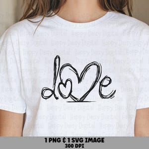 Puede incluir: Una camiseta blanca de manga corta con un diseño gráfico negro en la parte delantera. El diseño muestra la palabra love escrita en una fuente manuscrita estilizada donde la letra o se sustituye por un corazón.