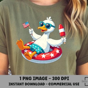 Può includere: T-shirt verde oliva con un'anatra dei cartoni animati con occhiali da sole e costume da bagno, che galleggia in un salvagente rosso e bianco. L'anatra tiene in mano una bandiera americana e un ghiacciolo. Testo in basso: "1 PNG IMAGE - 300 DPI INSTANT DOWNLOAD - COMMERCIAL USE".