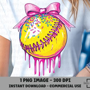 Könnte beinhalten: Weißes T-Shirt mit einem Softball-Design. Der Softball ist gelb mit rosa Akzenten, Streuseln und einer rosa Schleife. Rosa Tropfen gehen vom Boden des Softballs aus. Unten steht der Text "1 PNG IMAGE - 300 DPI INSTANT DOWNLOAD - COMMERCIAL USE".
