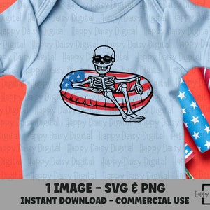 Puede incluir: Body de bebé azul claro con un esqueleto con gafas de sol, relajándose en un flotador inflable rojo, blanco y azul. El diseño incluye el texto "1 IMAGE - SVG & PNG" y "INSTANT DOWNLOAD - COMMERCIAL USE".